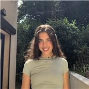 Ayant grandi à Londres, puis effectué mes études à Mcgill à Montréal, l’anglais a toujours été une langue parlée dans mon quotidien. De nature pédagogue, j’aime transmettre mon goût pour cette langue à mes élèves